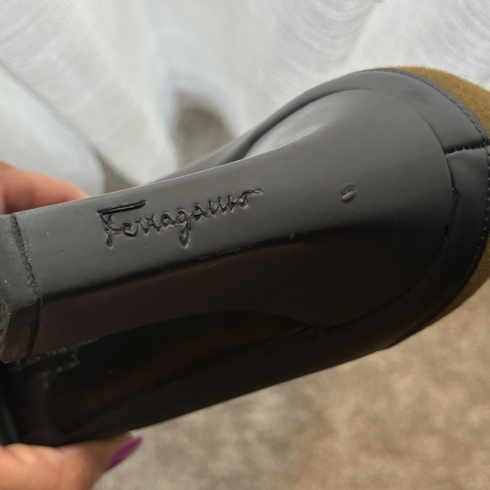 Ferragamo Olive/Black Pump -Size 8 - Picture 12 of 12